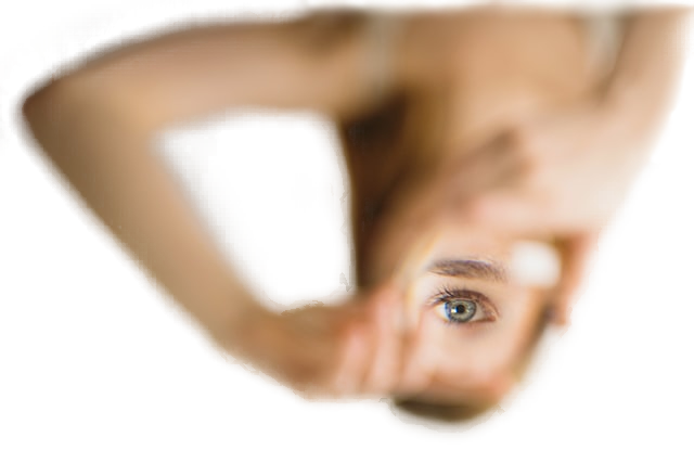 Person betrachtet sich selbst im Spiegel - Symbolbild für Selbstreflexion zur Gesundheit